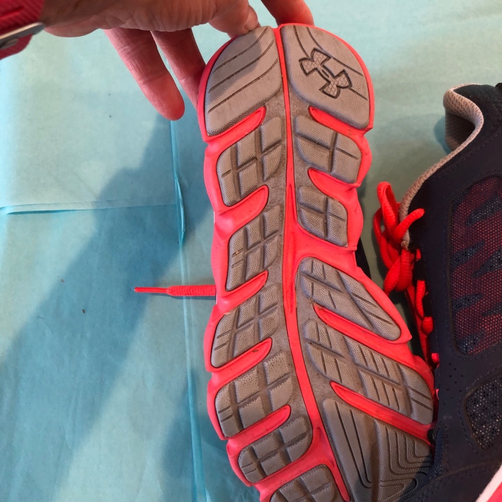 Under Armour shoe Youth 3.5/EU 35.5/ Women 5-5.5 - Picture 4 of 11